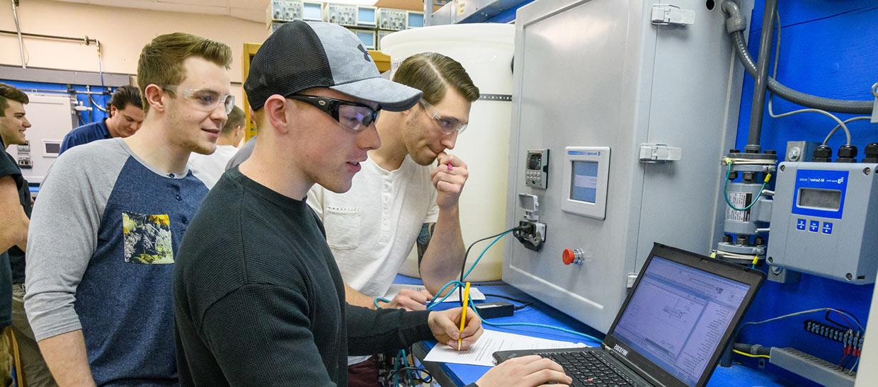 机电一体化 students working on a computer